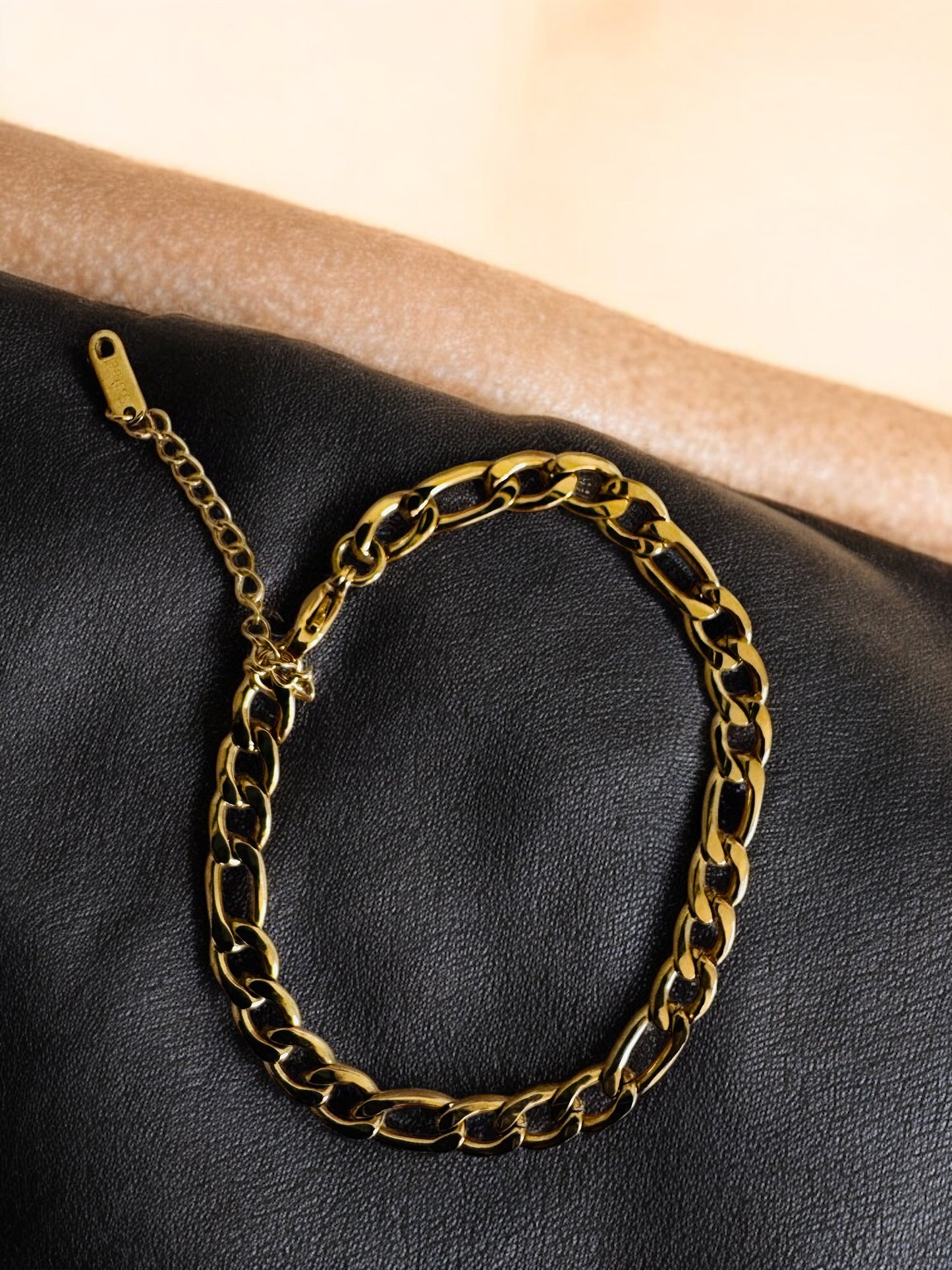 ✨ Refined Boldness – Figaro Chain Anklet in Gold ✨