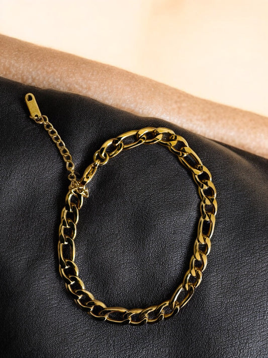 ✨ Refined Boldness – Figaro Chain Anklet in Gold ✨