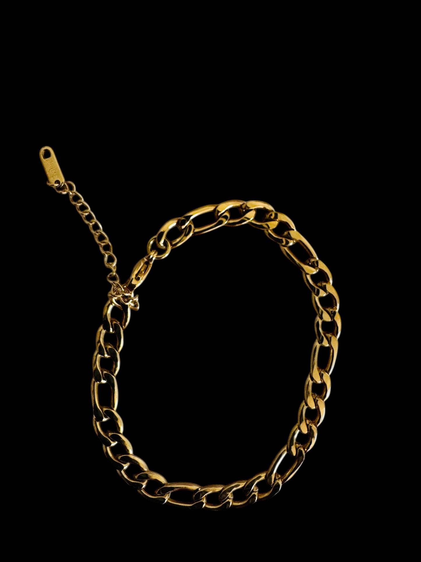 ✨ Refined Boldness – Figaro Chain Anklet in Gold ✨
